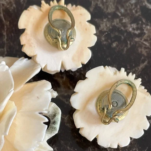 VTG Faux Ivory Carved Flower Retro Cottage Granny Brooch Clip Earring Set 50s - Picture 5 of 5